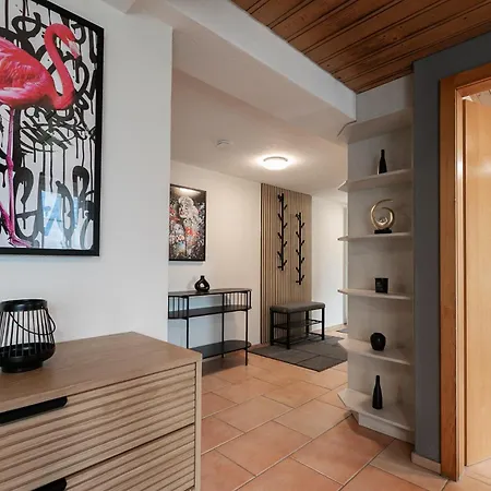 Spirit Apartments - 5-Br Villa - Lake View - Parking - Ac